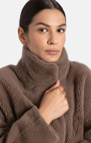 Madlen: Schlichte wendbare Jacke aus Lammfell in einem leicht oversized Schnitt
